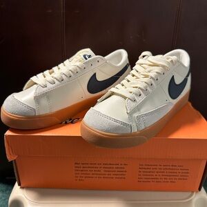 Womens Nike Blazer Low LE White and Navy Sneakers 8.0 (Men’s 6.5)